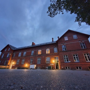 Forside til bogen "Muzirkus - 50 års rockhistorie i Nyborg"